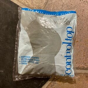 NIP NOS Silkies Sheer Beige Honey Control Top Pantyhose Size M Vintage